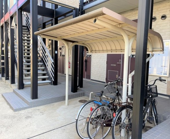 レオパレスワールド山中のその他|屋根付き駐輪場