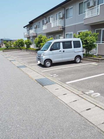 アムールＡ棟の駐車場|駐車場があるので、車を買う予定の方も安心です