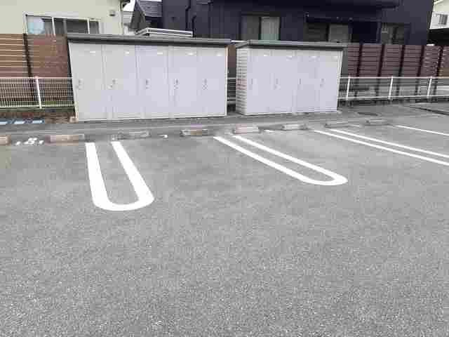 メゾン　ファミーユⅠＢの駐車場|車をお持ちの方に嬉しい駐車場付きの物件です