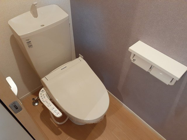 カーサ・カメリアのトイレ|落ち着いた色調のトイレです