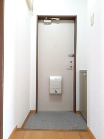 チェリーヒルズＢの玄関|明るい玄関です