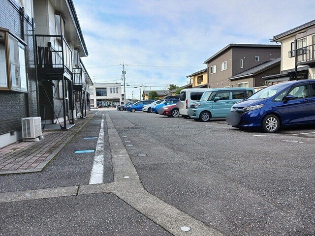 チェリーヒルズＢの駐車場|車をお持ちの方に嬉しい駐車場付きの物件です