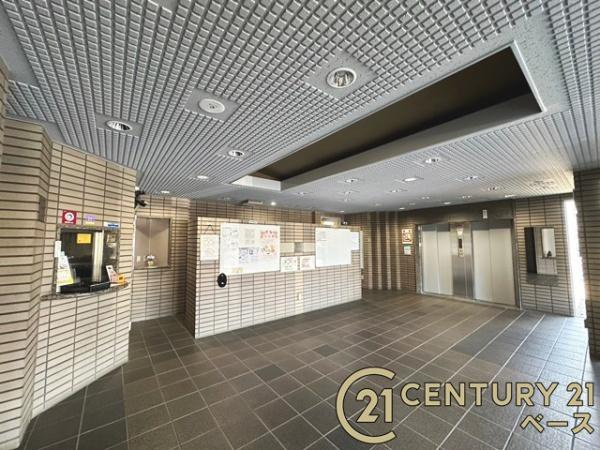 シャルマンコーポ八木東のエントランス|■現地撮影写真■落ち着いた雰囲気の綺麗なロビーです！