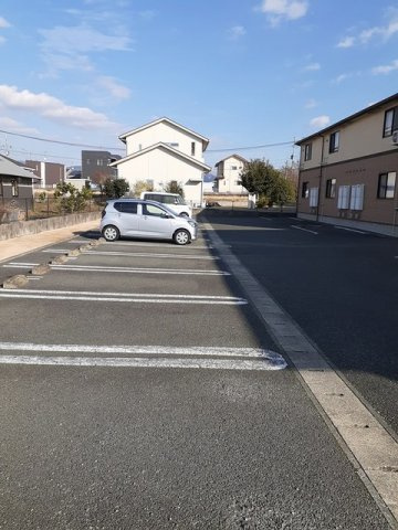 ポライトリーＢの駐車場