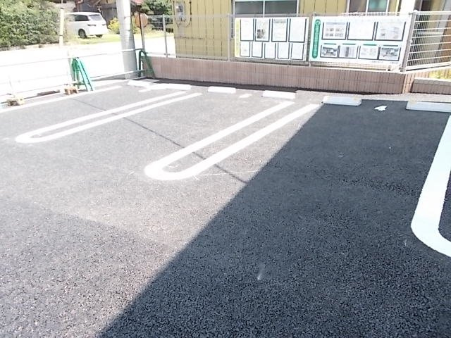 ウーナ　フェリチタ　ヤハギの駐車場