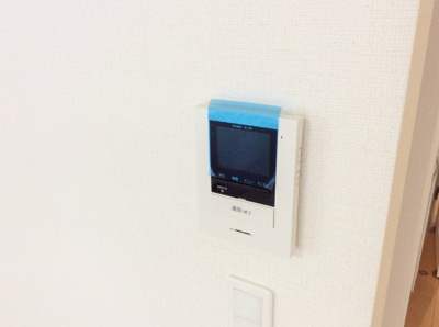 【設備】 | 上尾市浅間台 | リビングにインターホンのモニターあり。録画機能付きで留守中に誰が訪問したかが分かって安心です
