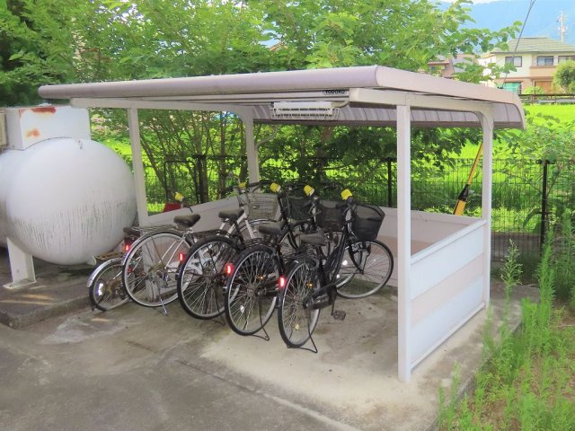 レオパレスエバーグリーンＡのその他|屋根付き駐輪場あり