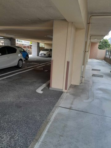 フォーウィルズコートの駐車場
