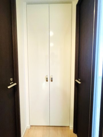 新宿山吹アインスタワーの収納|廊下内収納