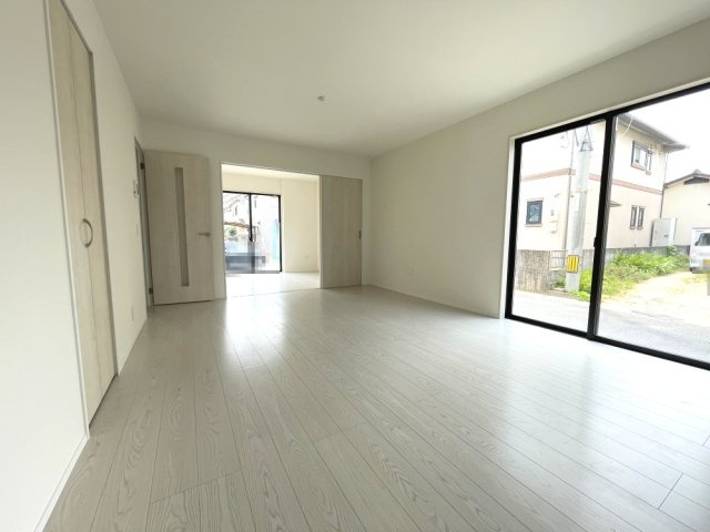 岡山市中区関　戸建ての居間・リビング|約16.5帖のLDKです。