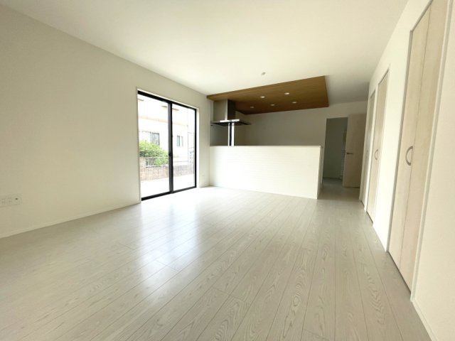岡山市中区関　戸建ての居間・リビング|約16.5帖のLDKです。