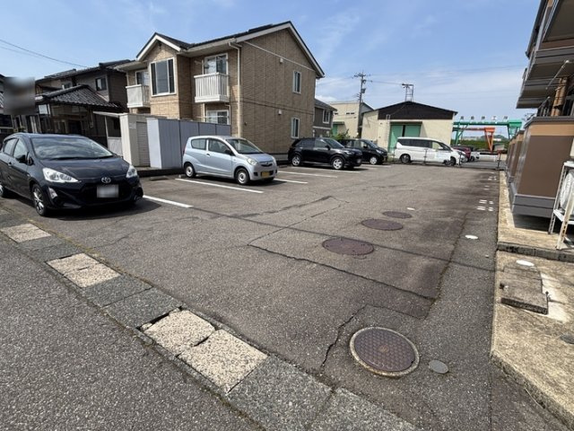 フレシール和田の駐車場