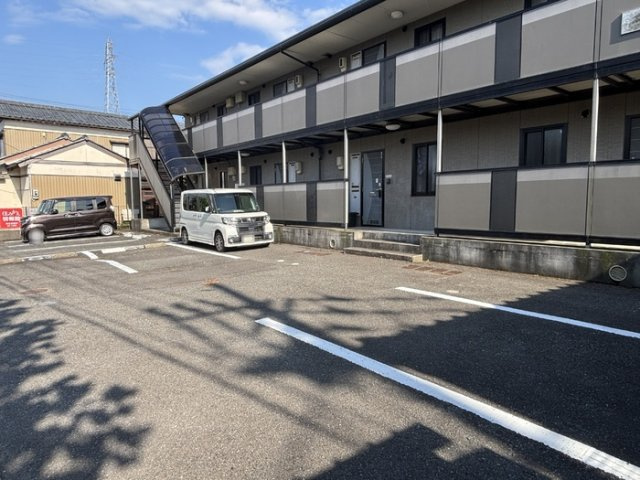 シャルマンドミールの駐車場