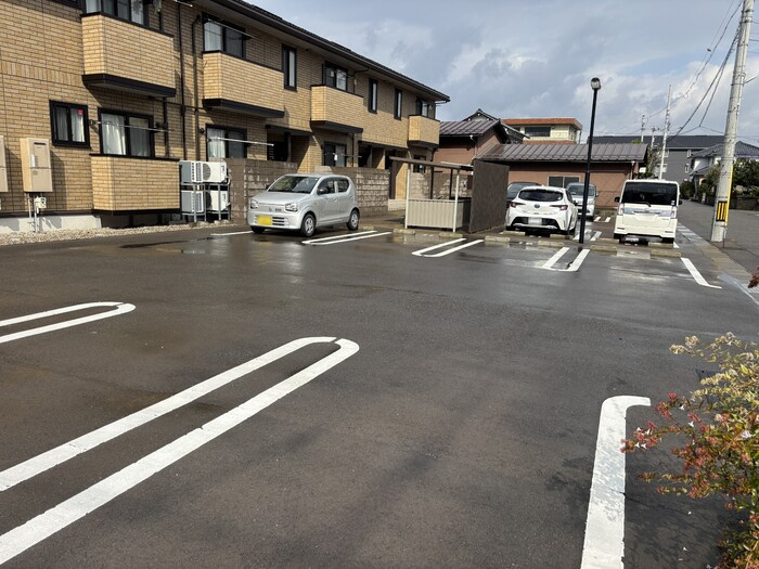 アムール　シェノンの駐車場