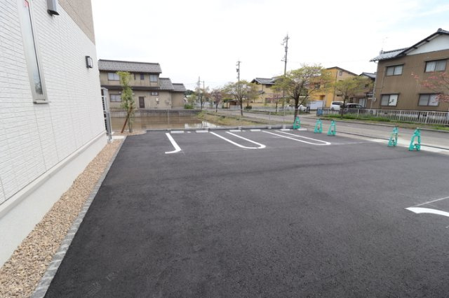 サンティエ若杉の駐車場