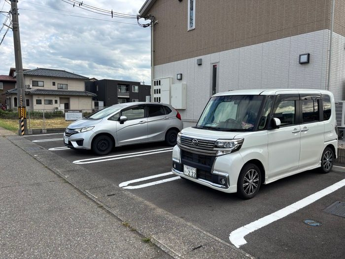 サンティエ若杉の駐車場
