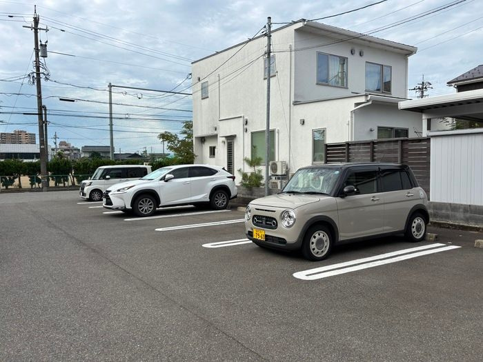 エルミタージュの駐車場