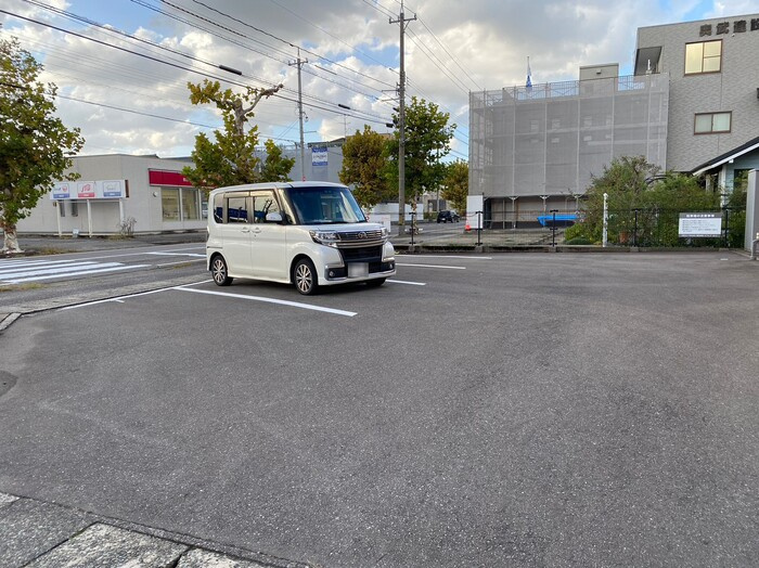 モア・イーストの駐車場