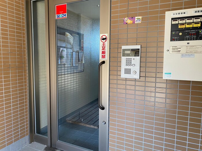 大安寺マンションのエントランス