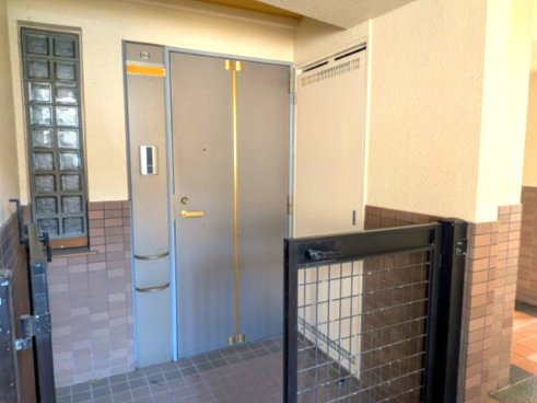 ヴェルデコート大蔵東壱番館（C-6）の玄関