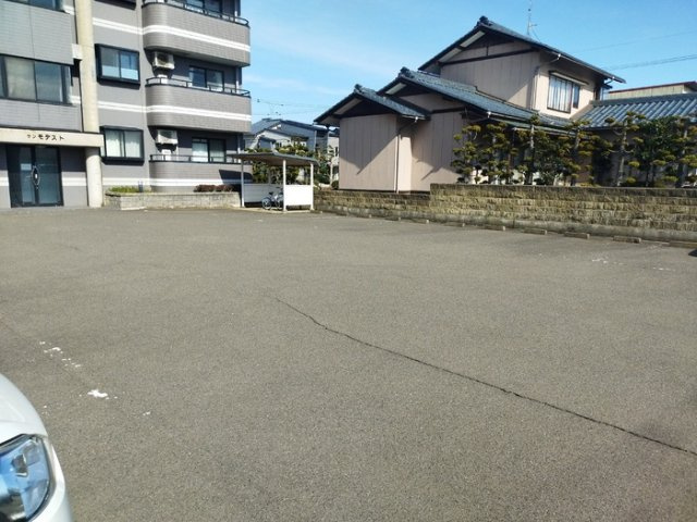 サンモデストの駐車場