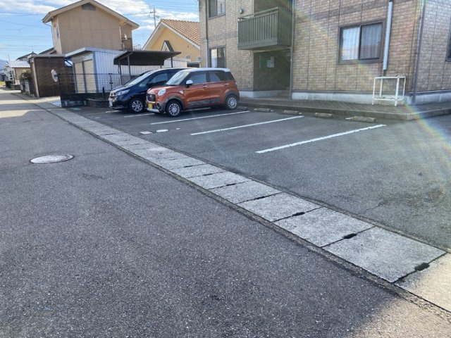 カルナ みたかの駐車場