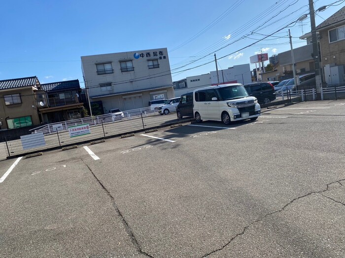 メゾン ルミナスの駐車場