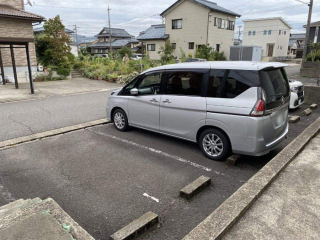 メゾン神中の駐車場