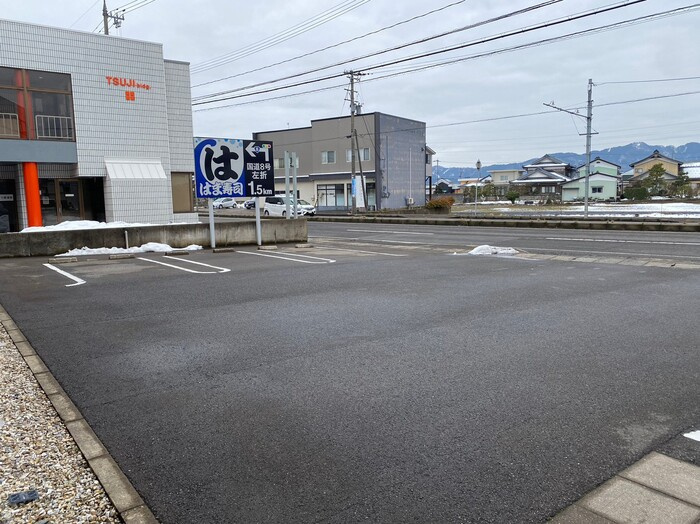 ウィルファーレ大町の駐車場