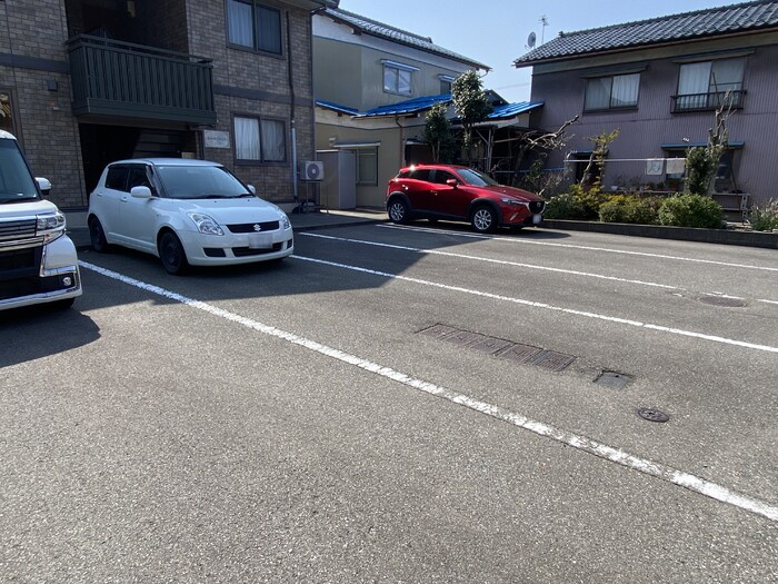 リバーサイドハイツの駐車場