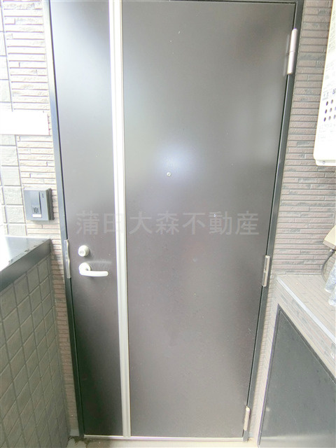ロータス糀谷の玄関