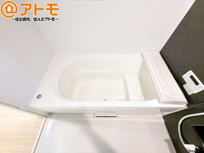 【浴室】 | 清水区万世町第2　新築戸建　全1棟 | お子様やお年寄りが使いやすいだけでなく、半身浴にも便利なベンチタイプの湯舟です。お湯の節約にも！