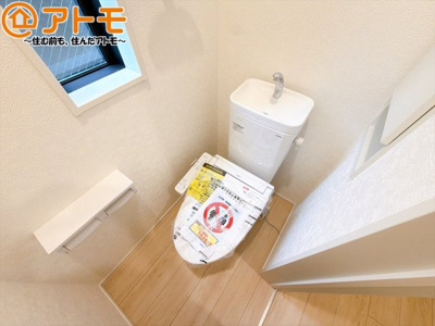 【トイレ】 | 清水区万世町第2　新築戸建　全1棟 | 年代を問わず使いやすい洗浄機能付きのトイレ♪肌への負担をも減らせるのでお子様の敏感なお肌も安心！