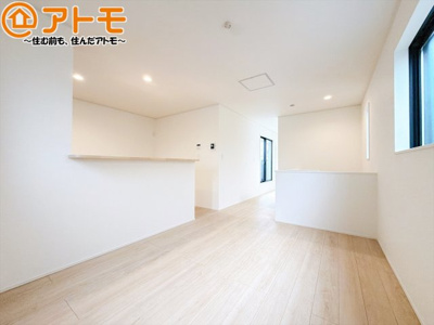 【居間・リビング】 | 清水区万世町第2　新築戸建　全1棟 | 日当たりのよいリビングは、一年を通してぽかぽかとしています。家族が自然と集まる空間になりそうですね♪