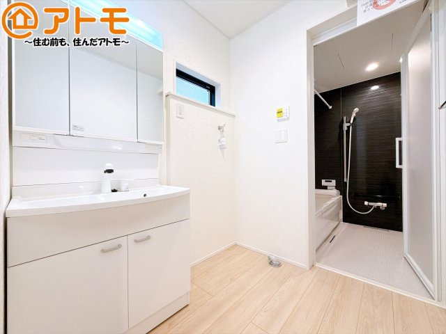 【独立洗面台】 | 清水区万世町第2　新築戸建　全1棟 | シャワータイプの洗面台は、洗濯物の土汚れなどの予洗いもしやすいため、お子様のいるご家庭でも大活躍！