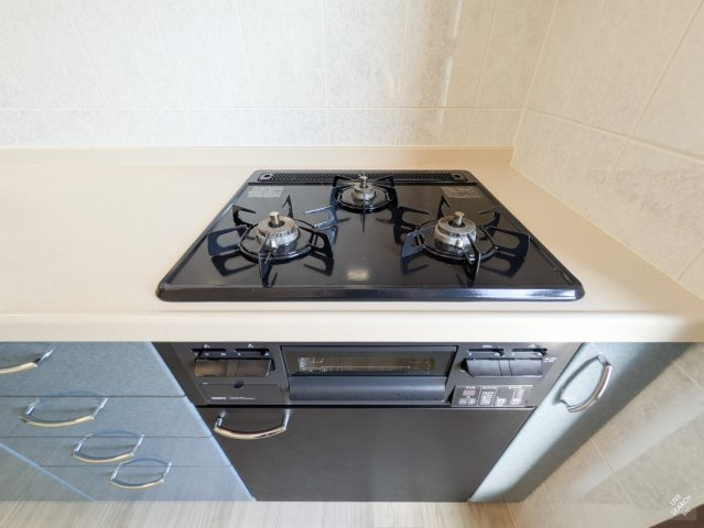 エスリード桃山台のキッチン|３口コンロ、グリル付きです