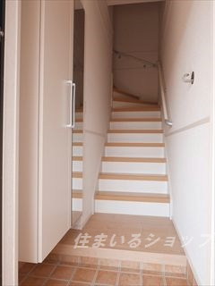 ティ・シュティルⅤの玄関|ミラー付き大型シューズボックス