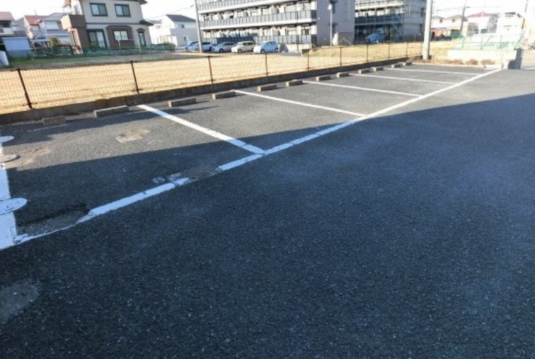 メゾンエススリーＡの駐車場