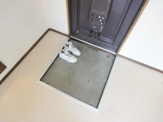 若葉ハイツの玄関