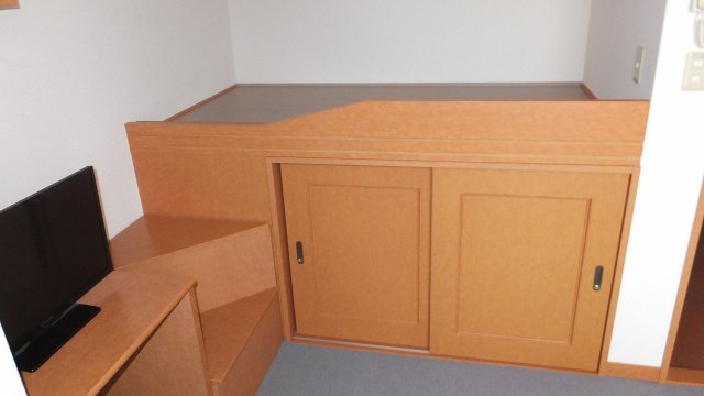 レオパレス片山町の寝室|ベット下収納タイプのお部屋