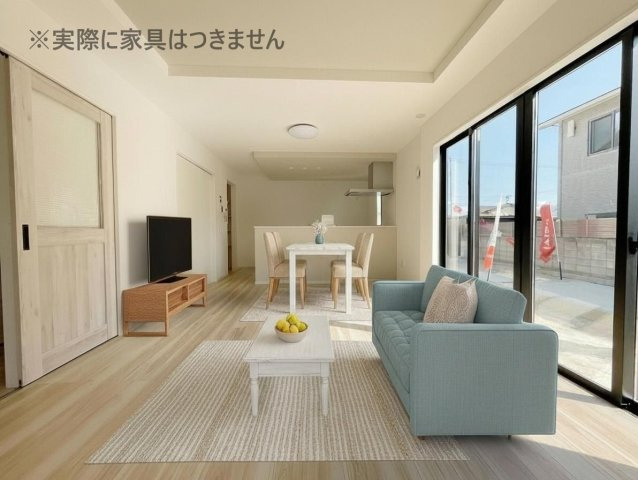 新築戸建・新築建売　郡山市安積町12期　安積第三小・安積第二中の居間・リビング|画像はバーチャルホームステージングの加工による演出で、実際の家具は付きません。