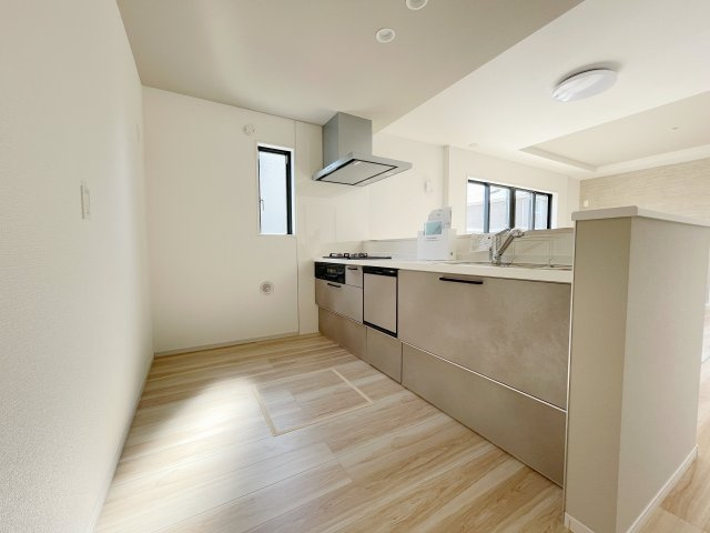 新築戸建・新築建売　郡山市安積町12期　安積第三小・安積第二中のキッチン|オープンキッチンなのでリビングの様子が見渡せます！嬉しい食洗機付きシステムキッチン♪
