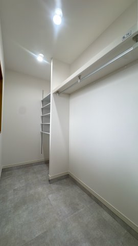 【玄関】 | サンシャイン野間☆仲介手数料半額☆ | 広々とした玄関土間は、ベビーカーや三輪車、ゴルフバッグなどもそのまま置けるゆとりの広さ。お出かけやお帰りの際もスムーズで、毎日の生活にゆとりが生まれます。