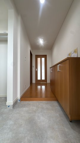 【玄関】 | サンシャイン野間☆仲介手数料半額☆ | 奥行きを抑えた設計で、どこに何があるかひと目でチェック可能。探す手間が省けるので、忙しい朝の身支度もスムーズに。限られたスペースを有効活用し、常に整理整頓された清潔感のある玄関を演出します。