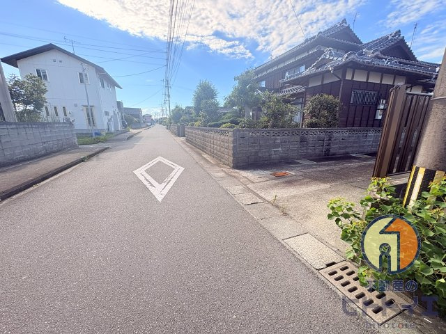 売地)八女市室岡の前面道路含む現地写真
