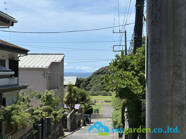 鎌倉市七里ガ浜東５丁目　中古戸建の前面道路含む現地写真|前面道路からも海・大島が見えます（天候による）