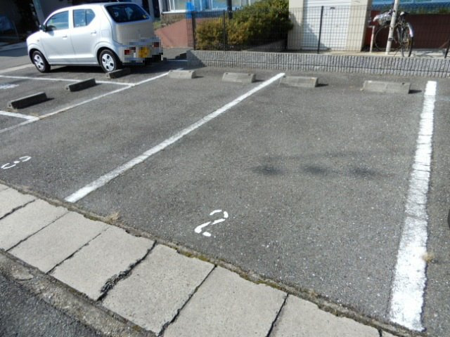 レオパレスアカネの駐車場