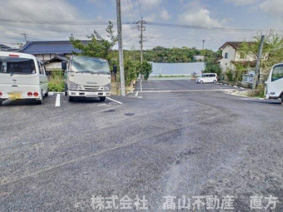 直方市大字植木のアパートの駐車場