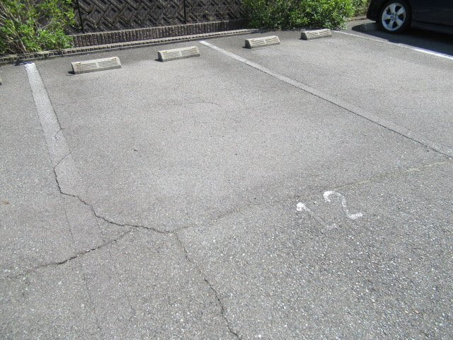 レオパレスアズサの駐車場