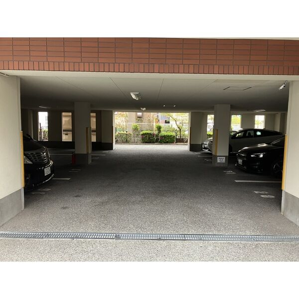 ロイヤル西宮の駐車場